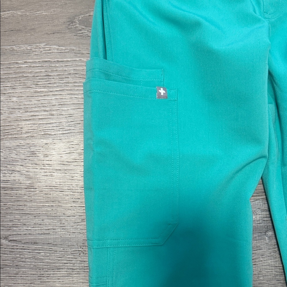 FIGS NWT cargo scrub pants - Picture 2 of 5